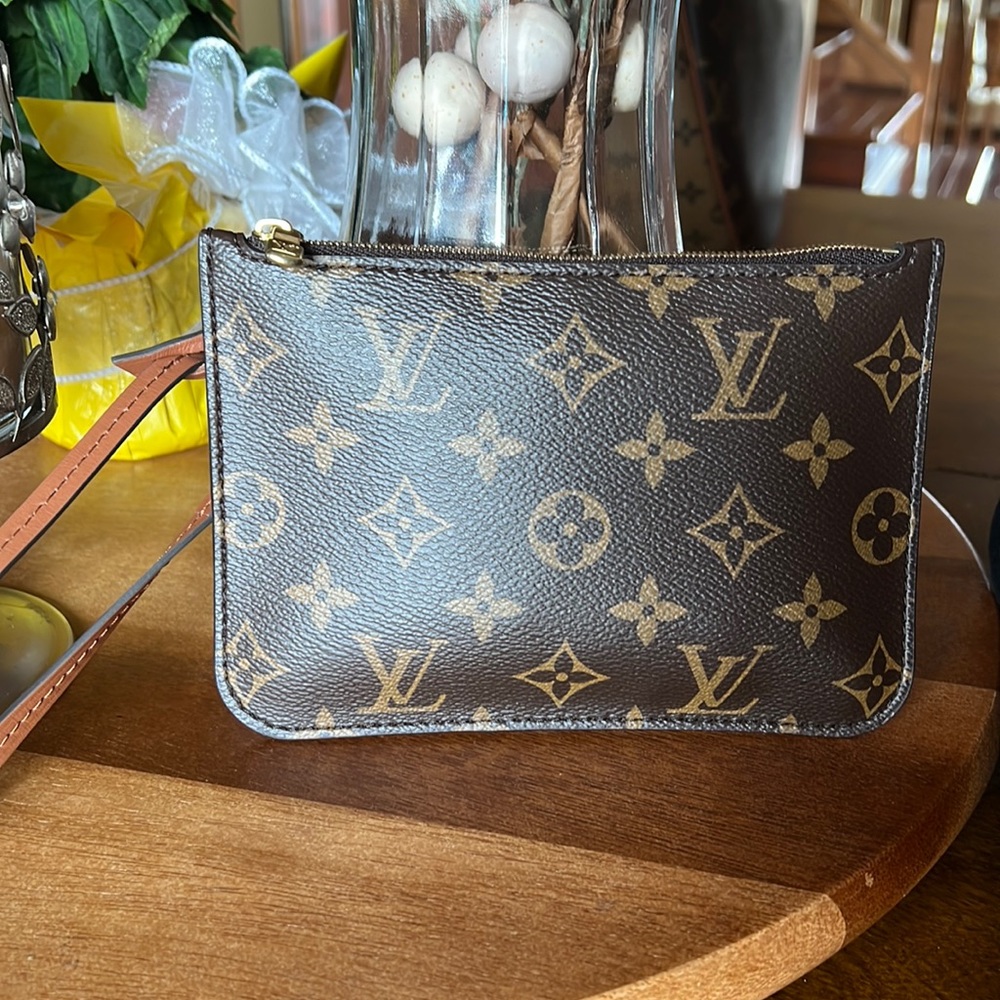 Authentic Louis Vuitton wristlet excellent like new condition.